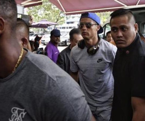 C.Ronaldo gây “bão” khi sang Singapore thăm tỷ phú Peter Lim