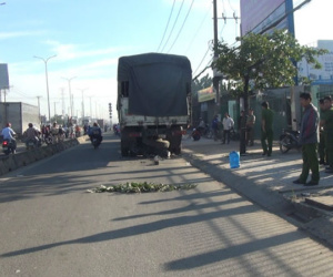 Đâm cực mạnh vào đuôi xe tải, thanh niên văng xa nhiều mét