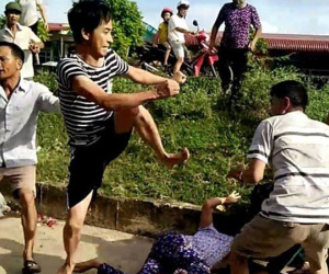 Cả nhà hàng xóm xông ra chém, đánh tàn nhẫn vợ chồng lớn tuổi