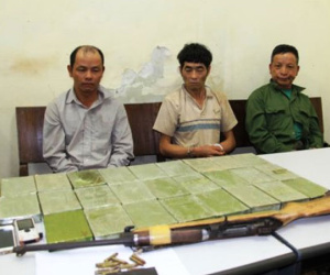 Cảnh sát mật phục 7 tiếng bắt kẻ vận chuyển 28 bánh heroin