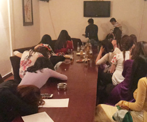 Nữ tiếp viên mặc áo dài trình diễn trong karaoke ở Sài Gòn