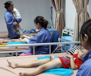 Vụ hàng loạt trẻ em sùi mào gà: đình chỉ 1 cán bộ
