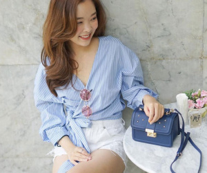 Áo tay bồng, vắt chéo, buộc vạt đang là chiếc áo hot nhất hè năm nay