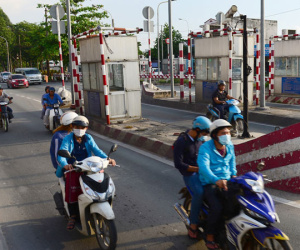 Trạm thu phí bỏ hoang giữa đường ở Sài Gòn