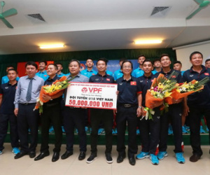 Trao 400 triệu đồng tiền thưởng cho đội U-15 VN