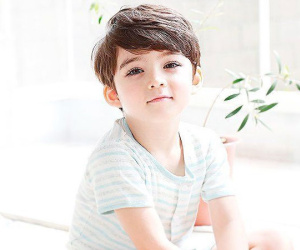 Cậu bé 4 tuổi được mệnh danh "thiên thần nhí đẹp trai nhất thế giới"