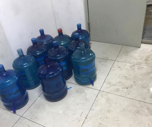Chung cư HUD3 cắt nước, dân phải dùng nước cứu hoả, múc từ bể cá