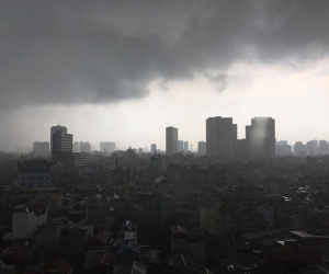 Hà Nội: Trời bỗng tối sầm, mưa như trút nước khiến nhiều tuyến phố ngập úng