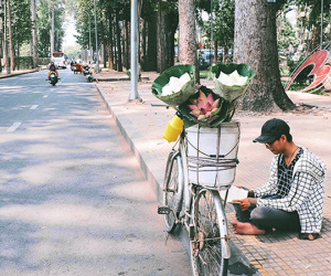Hè của con nhà nghèo: Bán sen, bán trái cây, bán chè... nhưng vẫn vui biết bao vì giúp được bố mẹ