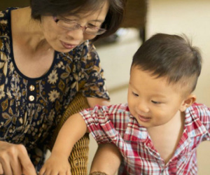 Những ông bà bị biến thành ôsin chăm cháu