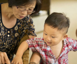 Những ông bà bị biến thành ôsin chăm cháu