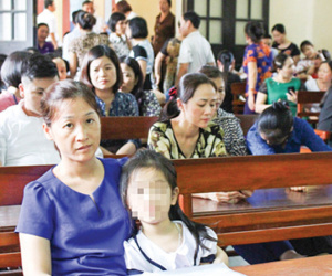 Sắp xử phúc thẩm vụ bé gái lớp 1 bị phi thước kẻ mù mắt