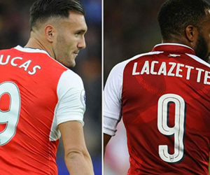 Wenger bị học trò tố lừa dối, lấy áo số 9 trao cho Lacazette