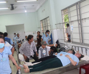 Hơn 100 công nhân ngộ độc phải nhập viện sau bữa cơm