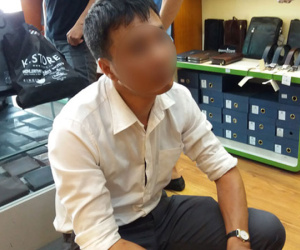 Người đàn ông trộm 3 chiếc ví cùng mẹ đến cửa hàng xin lỗi, mẹ cho biết tâm thần không ổn định