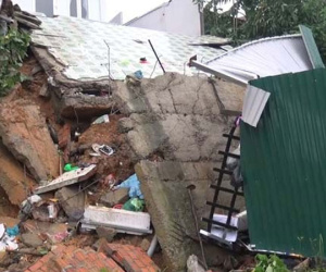 Sập nhà trong mưa, cụ ông bị vùi trong đống đổ nát