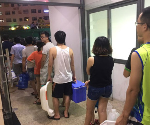 Sống khổ ở chung cư: Mang xô, chậu xếp hàng đi lấy nước sinh hoạt!