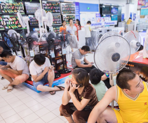 Từ ga tàu đến siêu thị: Muôn kiểu tránh nóng tại Trung Quốc