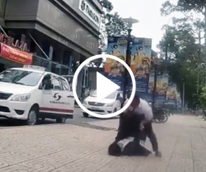 Video Chê cuốc taxi ngắn, tài xế đánh nhân viên điều hành chảy máu đầu
