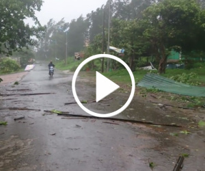 Video Nhiều ngôi nhà bị tốc mái trong mưa bão ở Quảng Trị