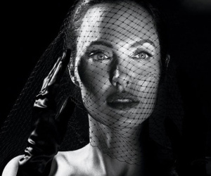 Angelina Jolie: Chiêu trò hay sự thật?