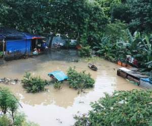 Bãi giữa sông Hồng biến thành ốc đảo sau những ngày mưa lớn, cuộc sống của người dân bị đảo lộn