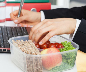 Biết hậu họa khôn lường này dân văn phòng còn dám ăn trưa tại bàn làm việc?