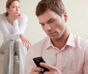 Lục điện thoại chồng, tôi bàng hoàng biết một bí mật "động trời"