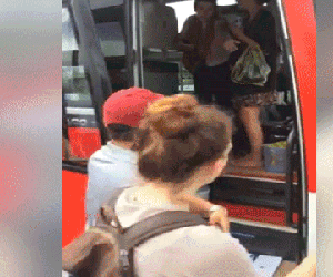 Nha Trang: Du khách nước ngoài tố bị phụ xe ném đồ, đuổi xuống giữa đường