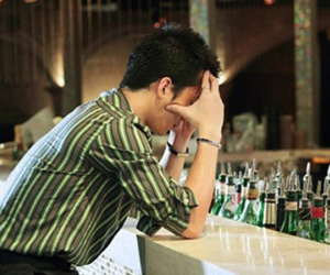 Tôi bế tắc trong cuộc tình tay ba với người phụ nữ hơn 18 tuổi