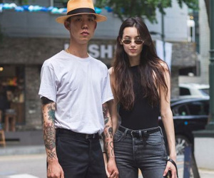 Trắng đen "chiếm lĩnh" street style của dàn tín đồ thời trang Hàn Quốc
