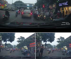 Xôn xao clip người đàn ông chặn đầu xe ô tô, nghi "xin đểu" giữa phố Hà Nội