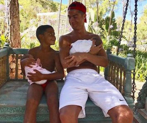 C.Ronaldo "gây bão" với niềm ao ước có tới… 7 đứa con
