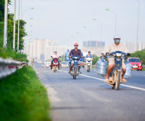 Hà Nội: Bất chấp nguy hiểm tính mạng, xe máy ồ ạt đi vào cao tốc dành riêng cho ô tô