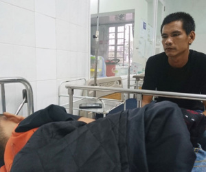 Vợ bỏ đi, chồng nách ba con 1 mình chăm bé trai 7 tuổi gặp nạn trên đường về nhà