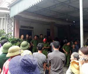 Hàng trăm người vây kín người phụ nữ 48 tuổi nghi bắt cóc trẻ em