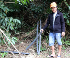 Voi rừng phá ống nước của dân