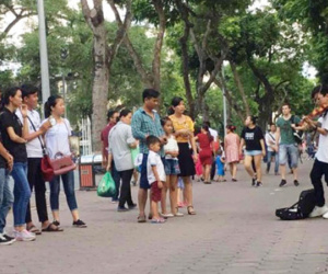 Mẹ cháu bé chơi đàn bên hồ Gươm gỡ bài trên Facebook, xin lỗi công an