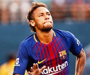 Neymar tiết lộ sẽ rời Barca ngay khi PSG chồng đủ tiền