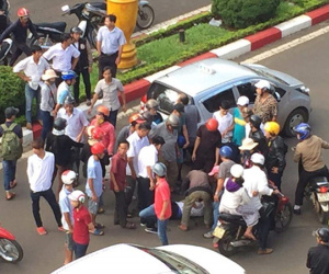 Tranh cãi sau va chạm giao thông, tài xế taxi ủi "đối thủ" gãy tay
