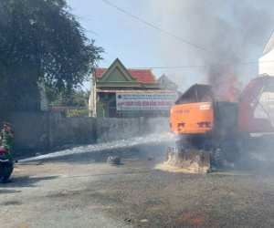 Chiếc máy múc đưa vào gara sửa bất ngờ bốc cháy