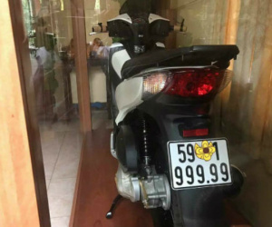 "Choáng" với Honda SH biển 6 con 9 cất trong tủ kính tại Việt Nam