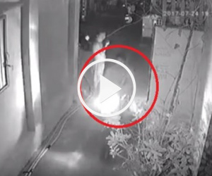 Clip: 2 tên trộm đột nhập vào xóm trọ "cuỗm" xe máy