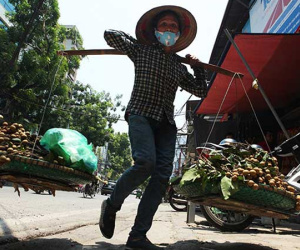 Dân Thủ đô “cháy da, đỏ thịt” trong nắng nóng vượt ngưỡng 40 độ C