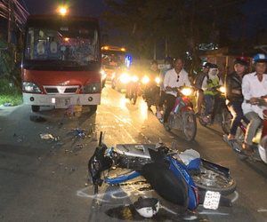 Lao vào xe khách trong đêm, 2 thanh niên nguy kịch