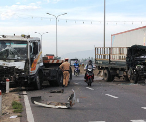 Quốc lộ 1A ách tắc hơn 2 giờ sau tai nạn liên hoàn