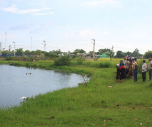 Thi thể người đàn ông chưa rõ danh tính nổi trên mặt nước