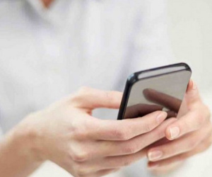 Vợ nộp đơn ly dị chồng vì bị phớt lờ tin nhắn điện thoại