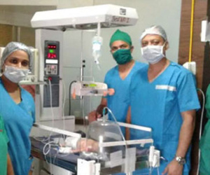 Bác sĩ Ấn Độ sốc khi thấy bé trai 9 ngày tuổi "mang thai"