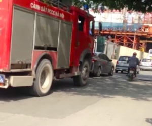 Hà Nội: Xe cứu hoả hú còi liên tục, các phương tiện phía trước ung dung không nhường đường